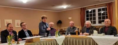 Der Versammlungsleiter Gerd Herreilers bei der Durchführung der Vorstandswahlen - Gunda Doebken  ehrt Armin Koepke fuer seine 50 jaehrige Mitgliedschaft.